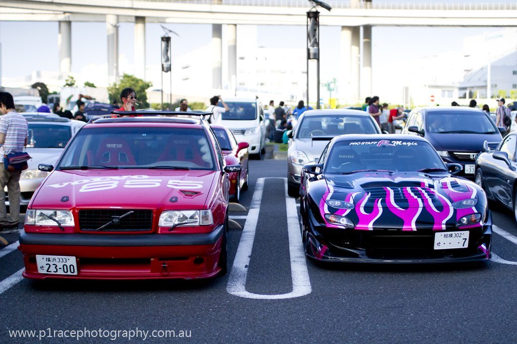 Sevens Day 2013 - Black and pink FD3s RX-7 and red Volvo 855 wagon - fron-ton shot 7
