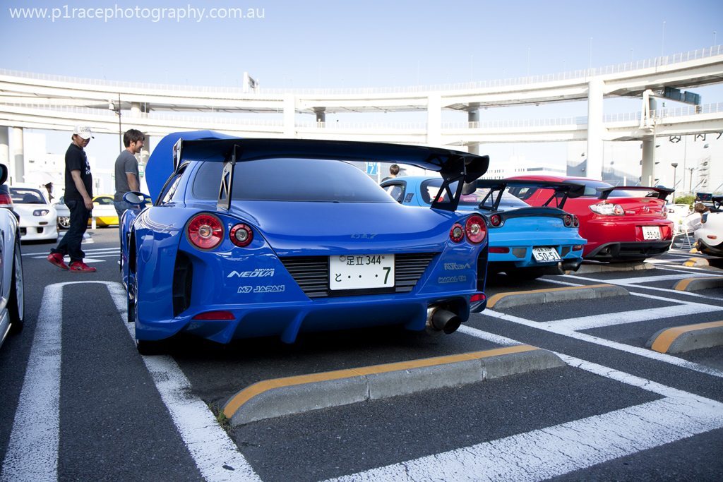 Sevens Day 2013 - Blue Lotus-alike FD RX-7 - RE Amemiya FD and red RX-8 - rear three-quarter wide shot 1