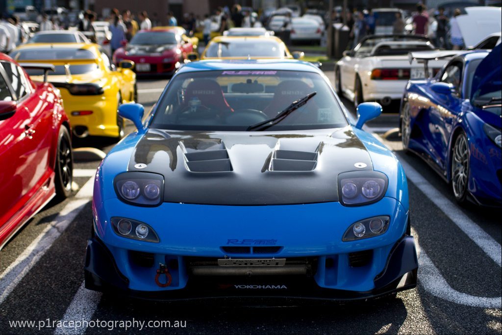 Sevens Day 2013 - Blue RE Amemiya FD RX-7 - Front-on high-angle wide shot 1