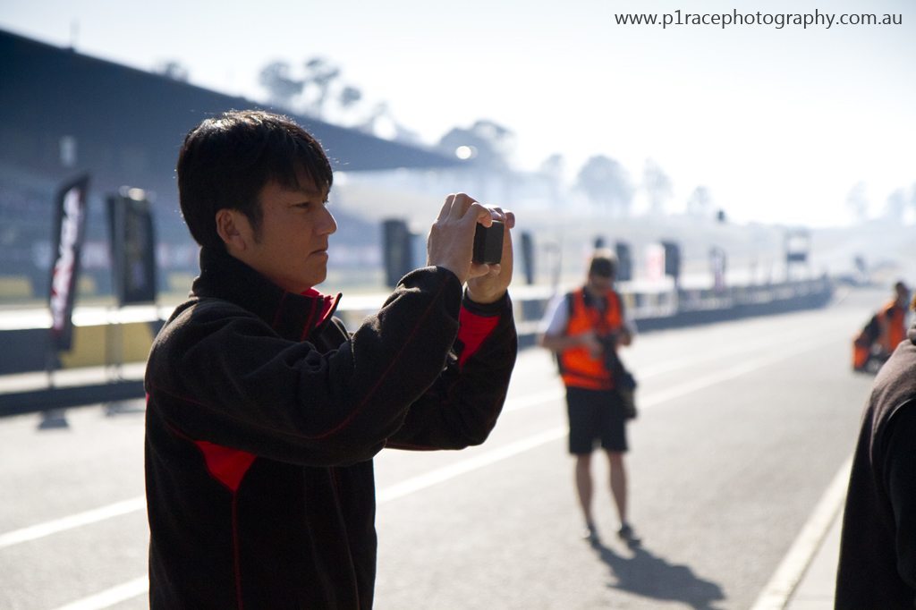 WTAC-2013-Pits-Nobuteru-Taniguchi-holding-phone-taking-picture-1
