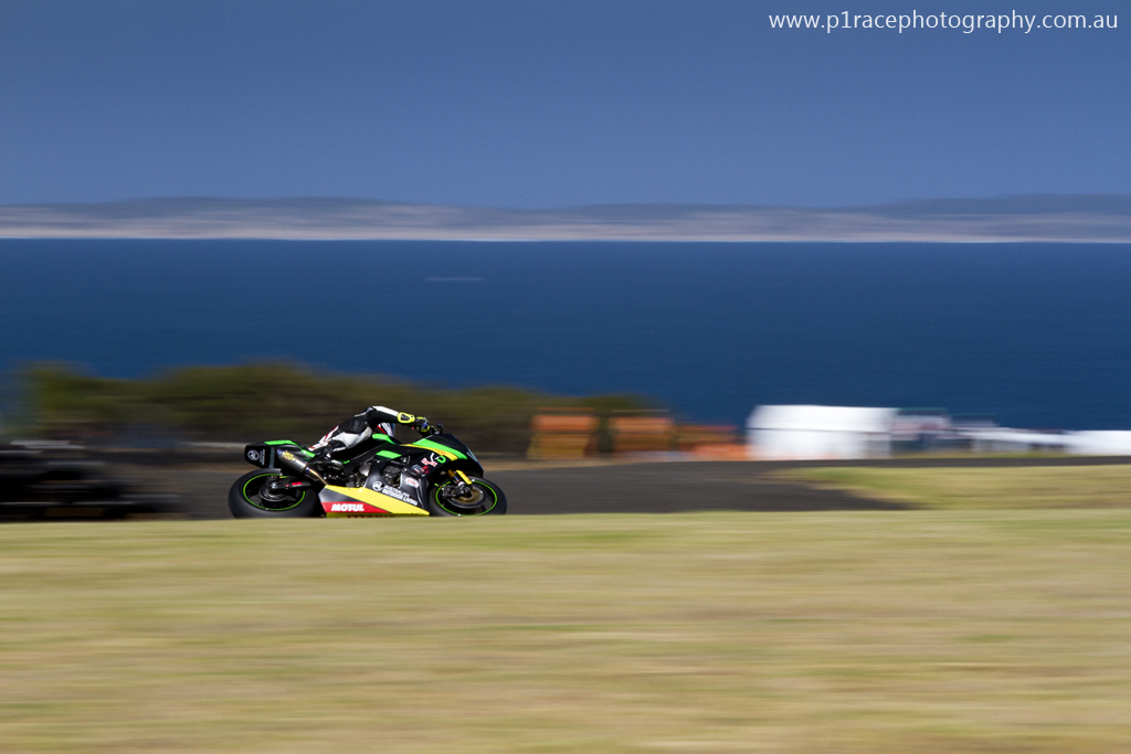 WSBK 2014 - Round 1 - Phillip Island - Sunday - Australian Superbike Prostock Race 2 - Motul Kawasaki ZX-10R - Turn 2 apex - profile pan 1