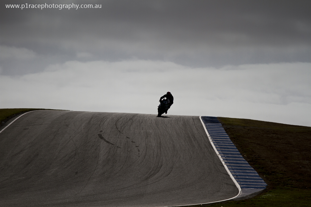 WSBK 2014 - Round 1 - Phillip Island - Sunday - WSBK Warm-up - Tom Sykes - Kawasaki ZX-10R - Lukey Heights crest - Front silhouette shot 1
