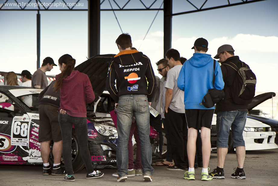 VicDrift 2014 - Round 5 - Beau Yates - ZN6 Toyota 86 - Tom Sabo - V8 S13 Nissan Silvia - Pits - Crowd around Beau engine bay 4