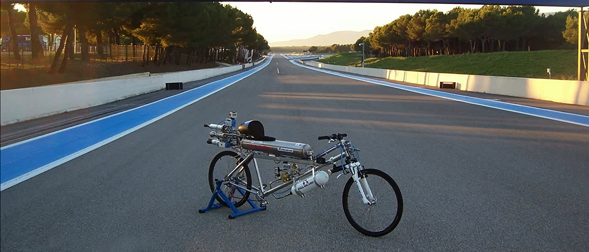 Modified screenshot from François Gissy Bicycle World Record 207 mph 333 km/h (Photo Credit: rocketman340)
