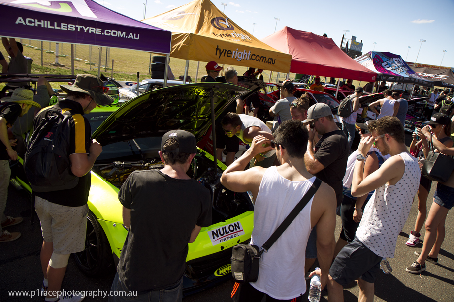 ADGP 2014-15 - Round 2 - Melbourne - Pits - Rob Whyte - MOPAR engine Nissan 370Z - Crowd around engine bay shot 1
