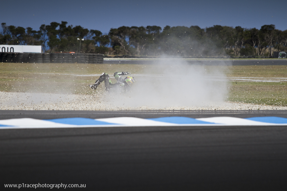 WSBK 2015 - Phillip Island - David Salom - Kawasaki ZX-10R - Turn 1 crash - rider in gravel 1
