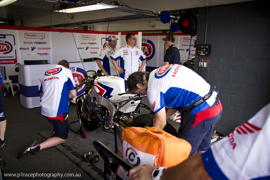WSBK Phillip Island 2015 - Pits - Honda team working on bike 1