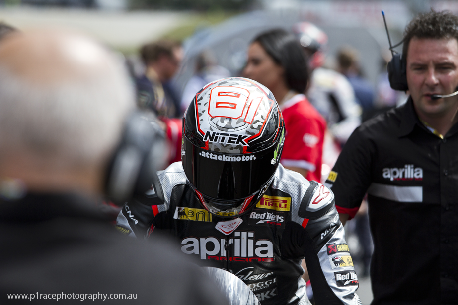 WSBK Phillip Island 2015 - WSBK Race 1 grid - Jordi Torres - Aprilia RSV4 RF - Front shot 1