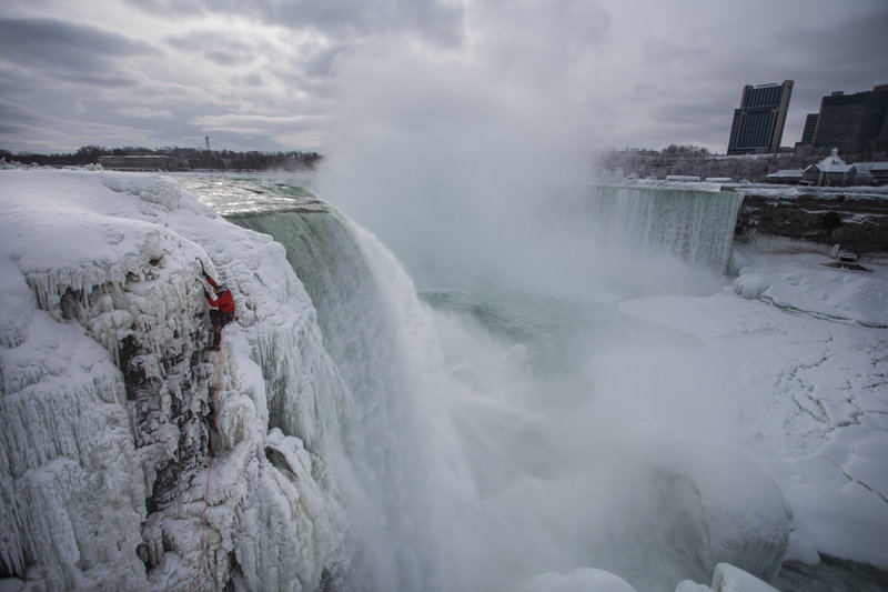  Will Gadd above an extremely icy Niagara Falls© Christian Pondella/Red Bull Content Pool