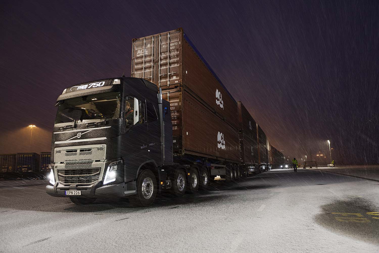 Volvo Trucks – Volvo Trucks vs 750 Tons: An extreme heavy haulage challenge